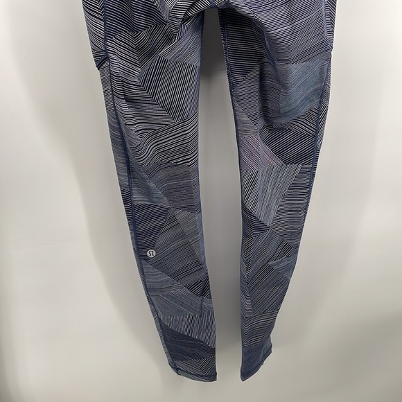 Lululemon Speed Up Tight *Full-On Luxtreme 28"
Etch Hail Midnight Navy sz 4 - Picture 9 of 10